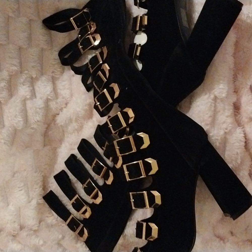 Strappy Black Faux suede Knee-High Gladiator Women's Sandle. Size 8.5, 4" heel.